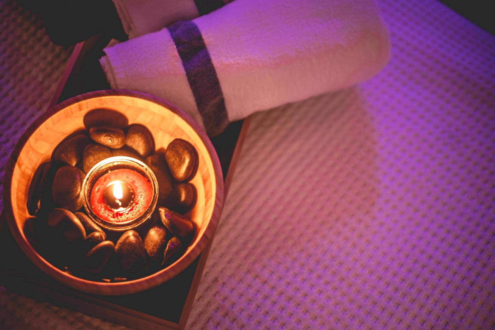 Daniel Herzliya Hotel Zewnętrze zdjęcie A candle and stones on a massage table