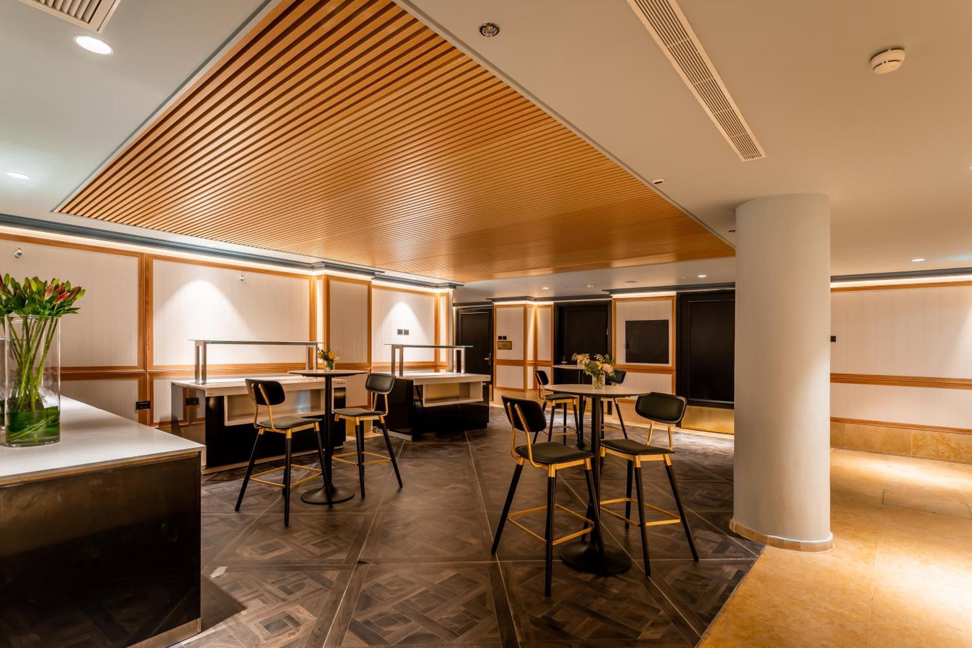 Daniel Herzliya Hotel Zewnętrze zdjęcie The lounge at London Heathrow Airport