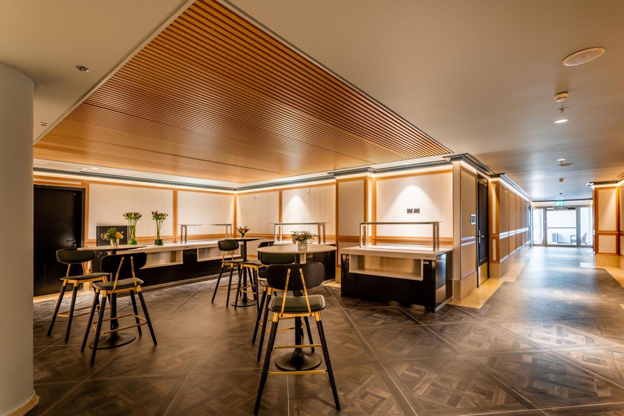 Daniel Herzliya Hotel Zewnętrze zdjęcie The new lounge at London Heathrow Airport