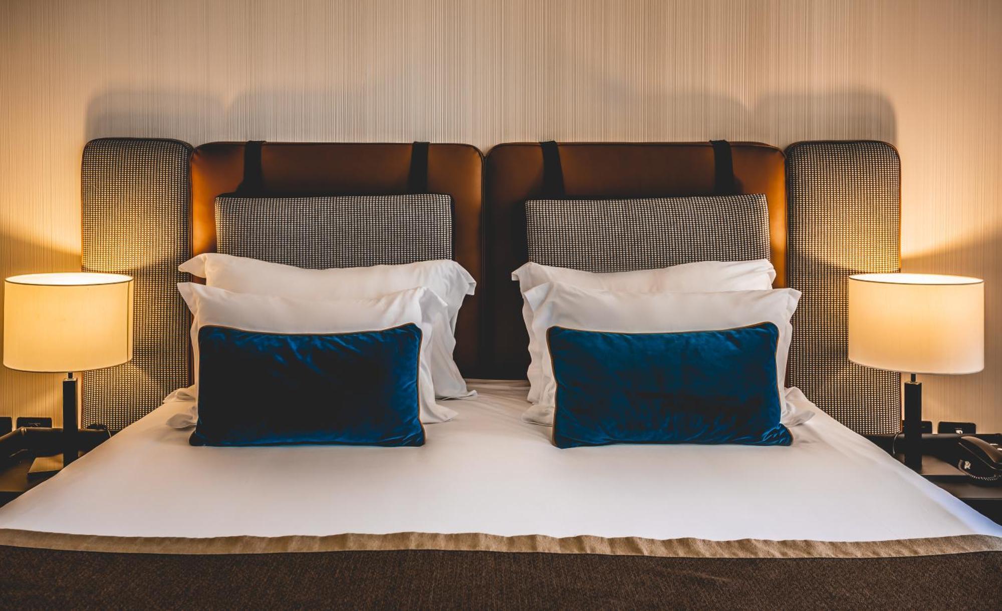 Daniel Herzliya Hotel Zewnętrze zdjęcie A bed with two pillows