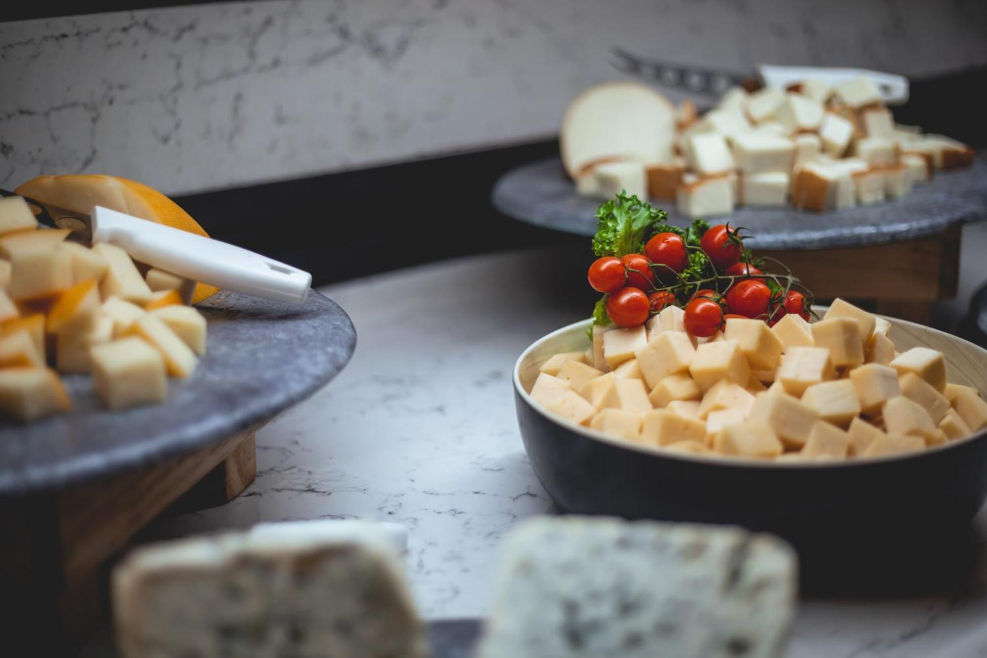 Daniel Herzliya Hotel Zewnętrze zdjęcie Cheese at a buffet